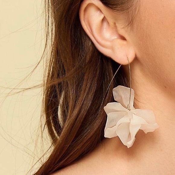 Boho beige flower dangle spring look earrings - Picture 1 of 3